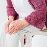 膝の痛みの原因は女性ホルモンだった